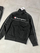CONJUNTO TRACKSUIT CHAMPION “Contrast Line Script” (preto)