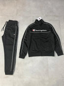 CONJUNTO TRACKSUIT CHAMPION “Contrast Line Script” (preto)